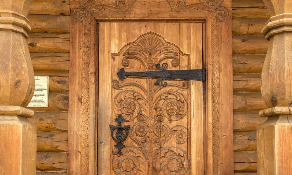 Decorate The Door  With Wood 