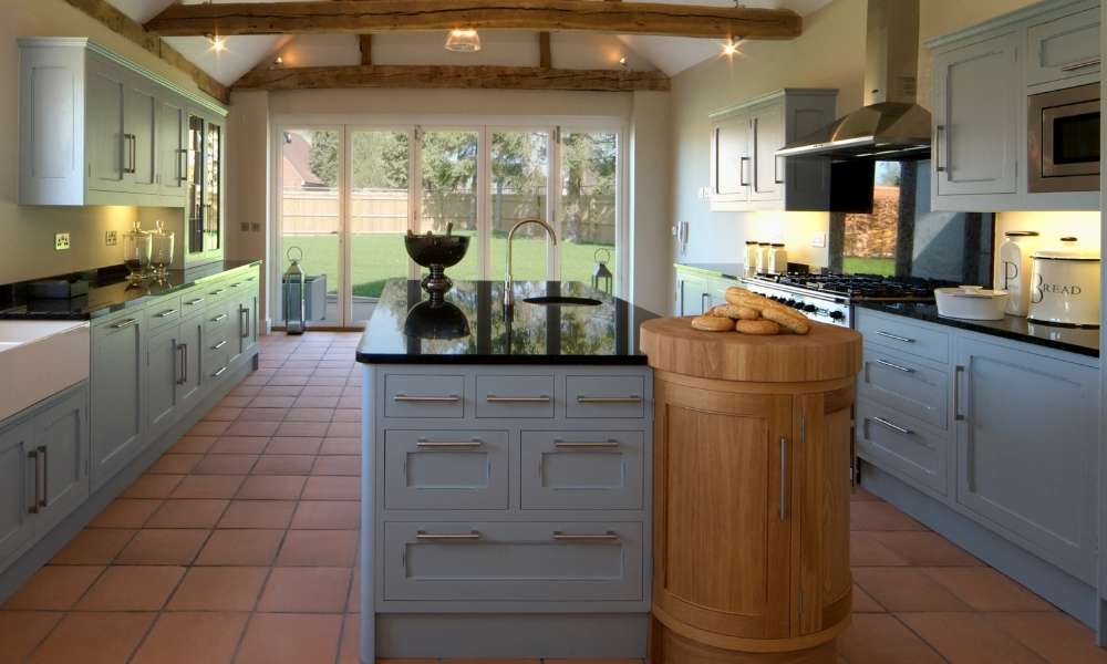  Decorate a blue farmhouse kitchen