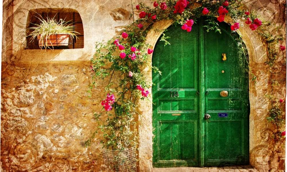 Use Flower Wallpaper To Decorate The Door